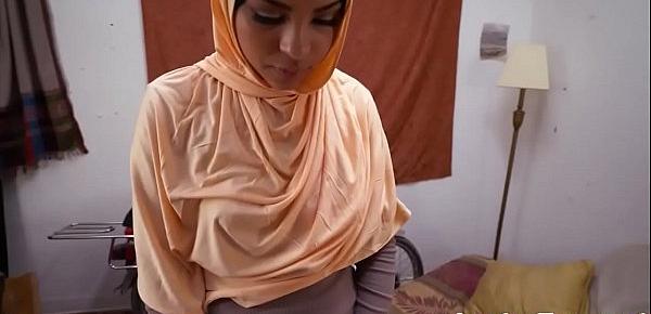  Gorgeous muslim babe sucking cock